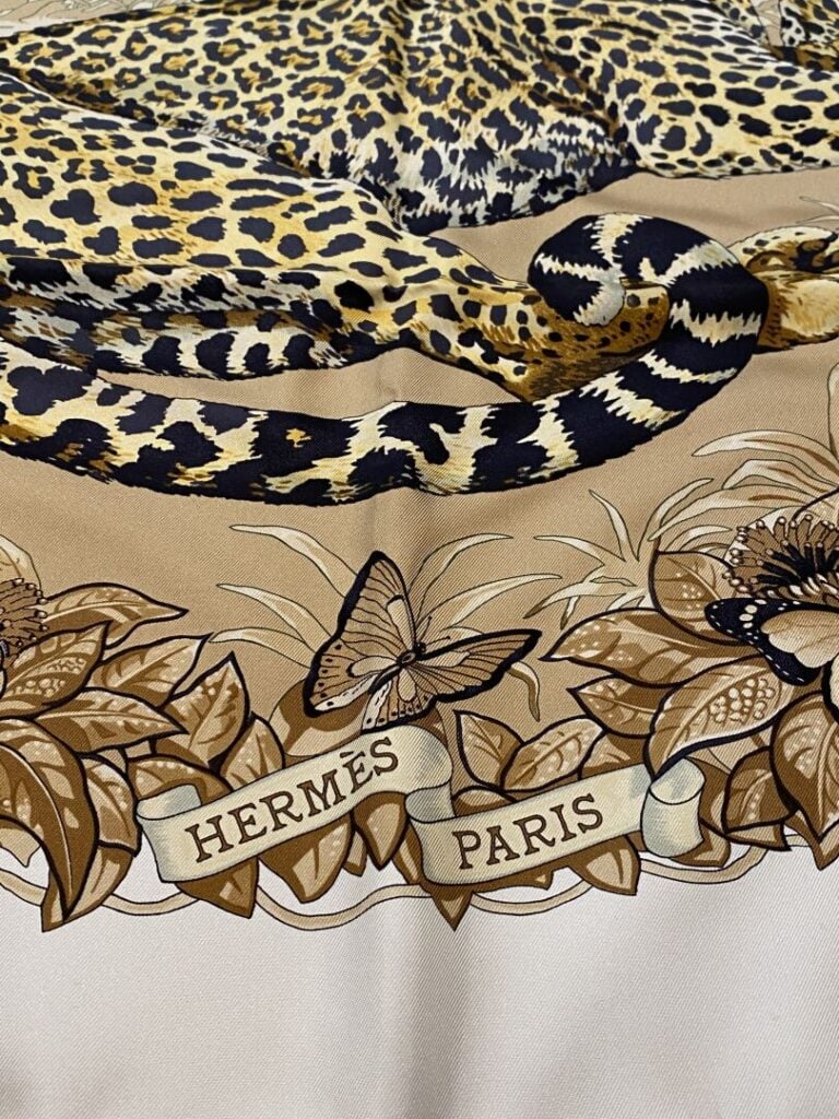 HERMES - Carré en twill de soie, modèle "Jungle Love" - Dans sa boîte