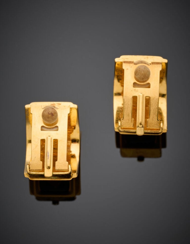 HERMES - Paire de CLIPS d'OREILLES bombés en métal doré godronné, orné de laque…