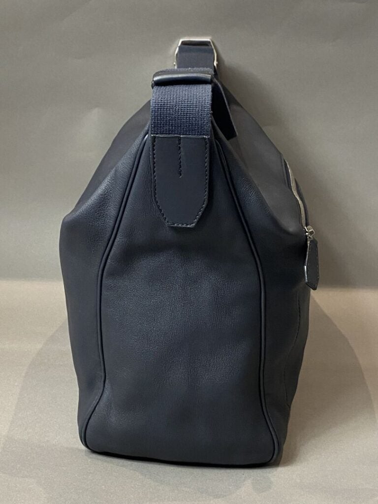 HERMES - Sac « Cityslide » en cuir swift bleu-marine, garniture en métal argent…