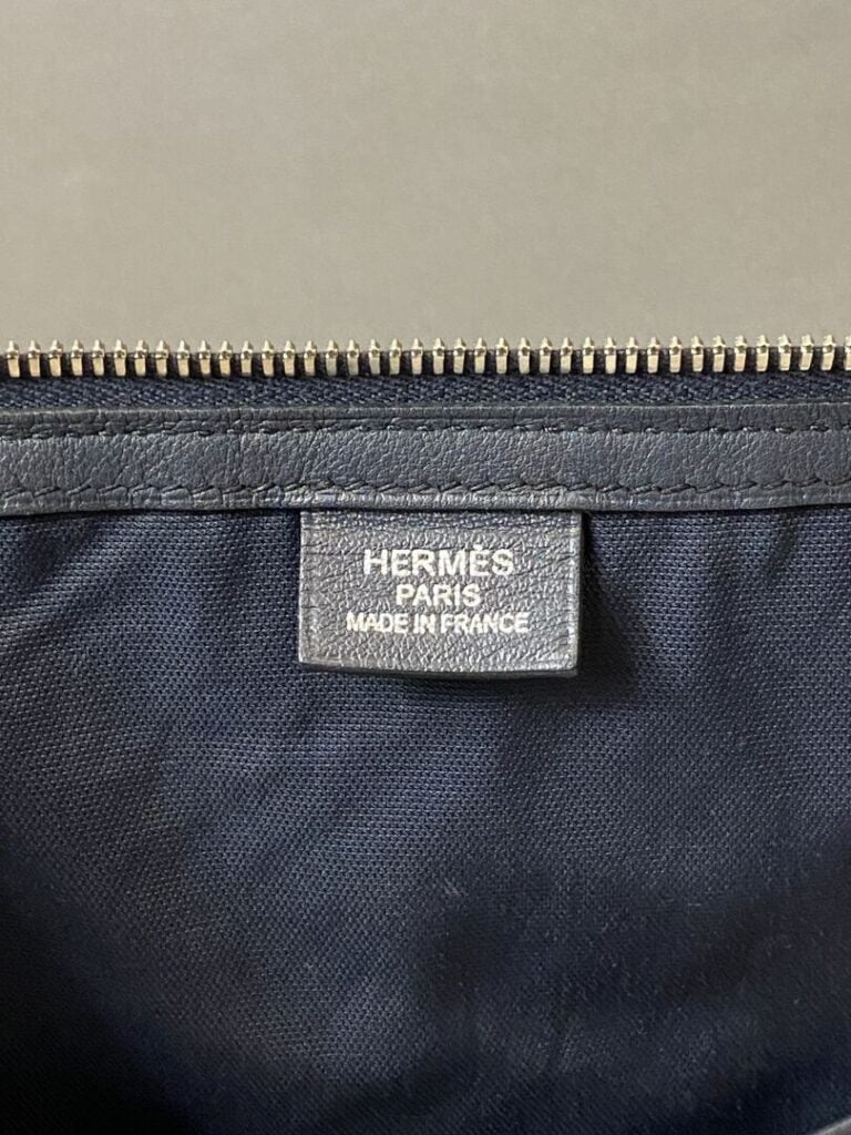 HERMES - Sac « Cityslide » en cuir swift bleu-marine, garniture en métal argent…
