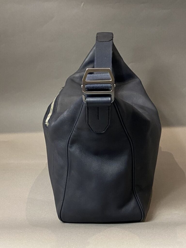 HERMES - Sac « Cityslide » en cuir swift bleu-marine, garniture en métal argent…