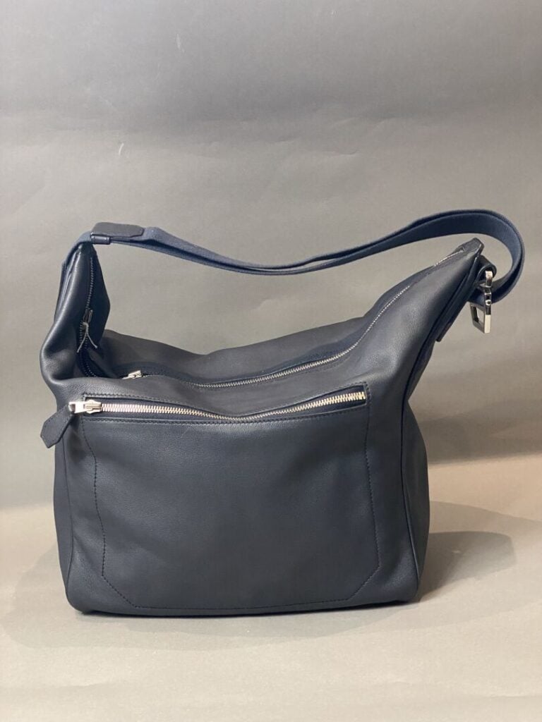 HERMES - Sac « Cityslide » en cuir swift bleu-marine, garniture en métal argent…