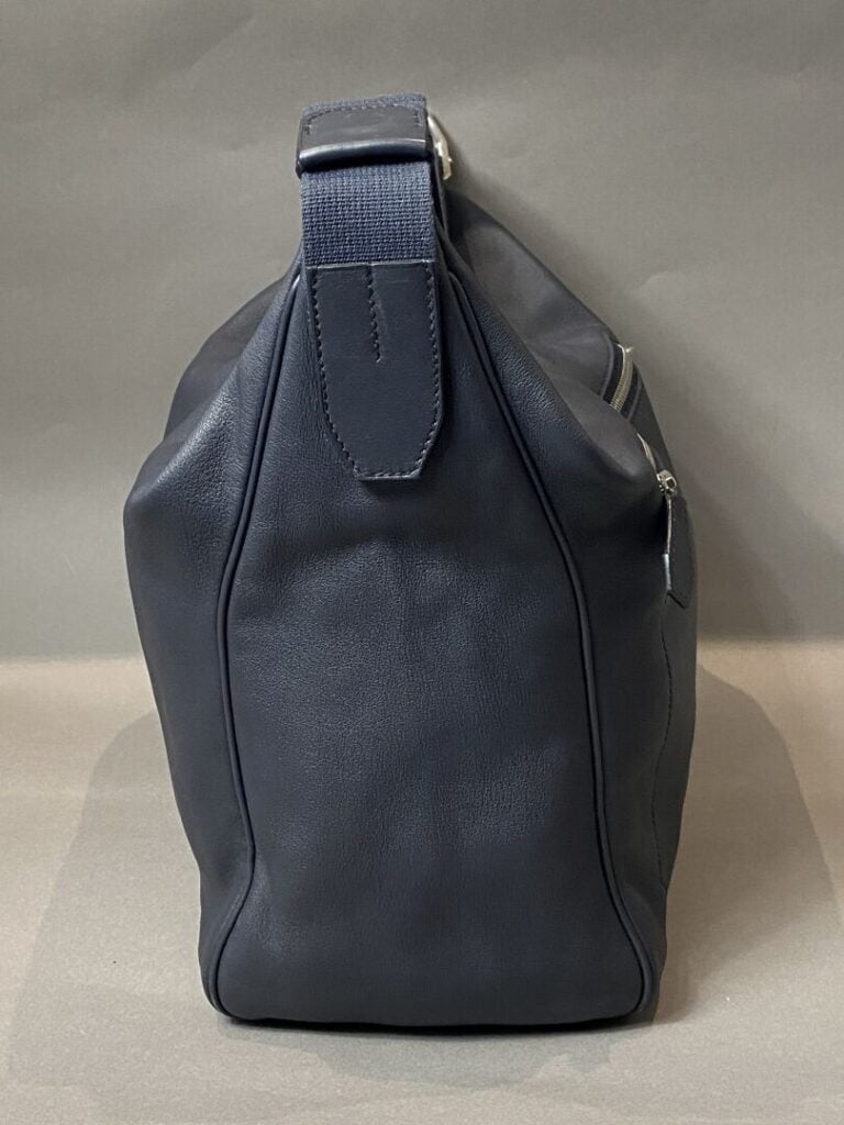HERMES - Sac « Cityslide » en cuir swift bleu-marine, garniture en métal argent…