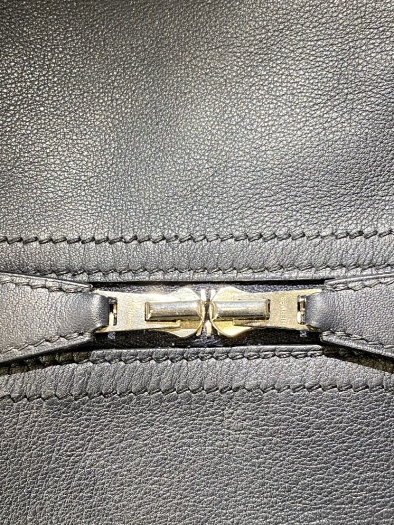 HERMES - Sac « Cityslide » en cuir swift bleu-marine, garniture en métal argent…