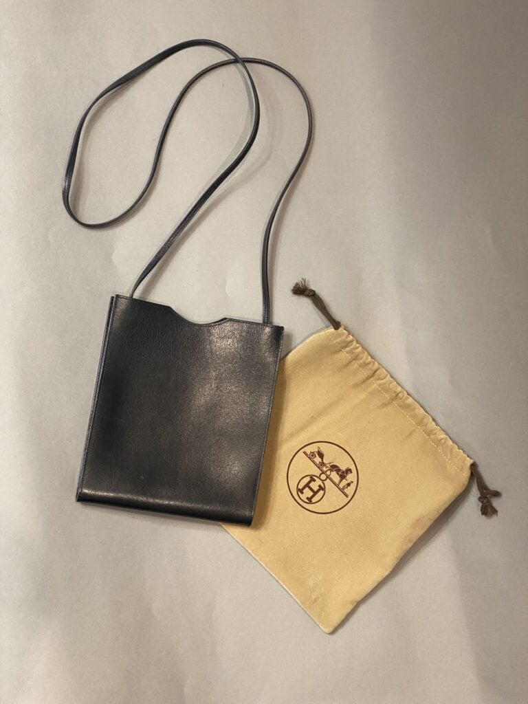 HERMÈS - Sac « ONIMETOU » en cuir box noir, porté épaule ou bandoulière. - H19/…