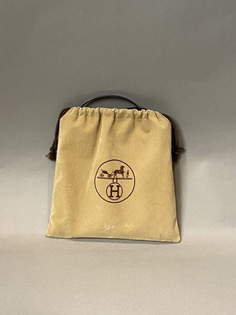 HERMÈS - Sac « ONIMETOU » en cuir box noir, porté épaule ou bandoulière. - H19/…