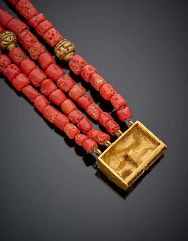 Important COLLIER composé de quatre rangs de perles de corail brut. - Fermoir e…