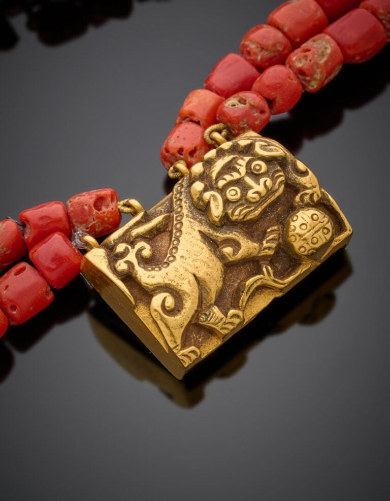 Important COLLIER composé de quatre rangs de perles de corail brut. - Fermoir e…