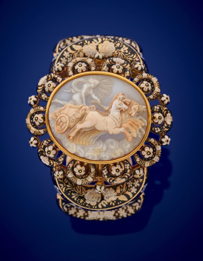 Important et rare BRACELET en or jaune (750‰) ajouré, orné d'émail blanc et noi…