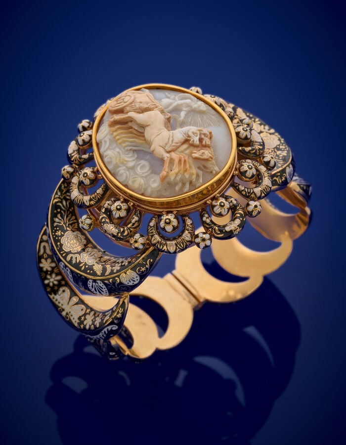Important et rare BRACELET en or jaune (750‰) ajouré, orné d'émail blanc et noi…