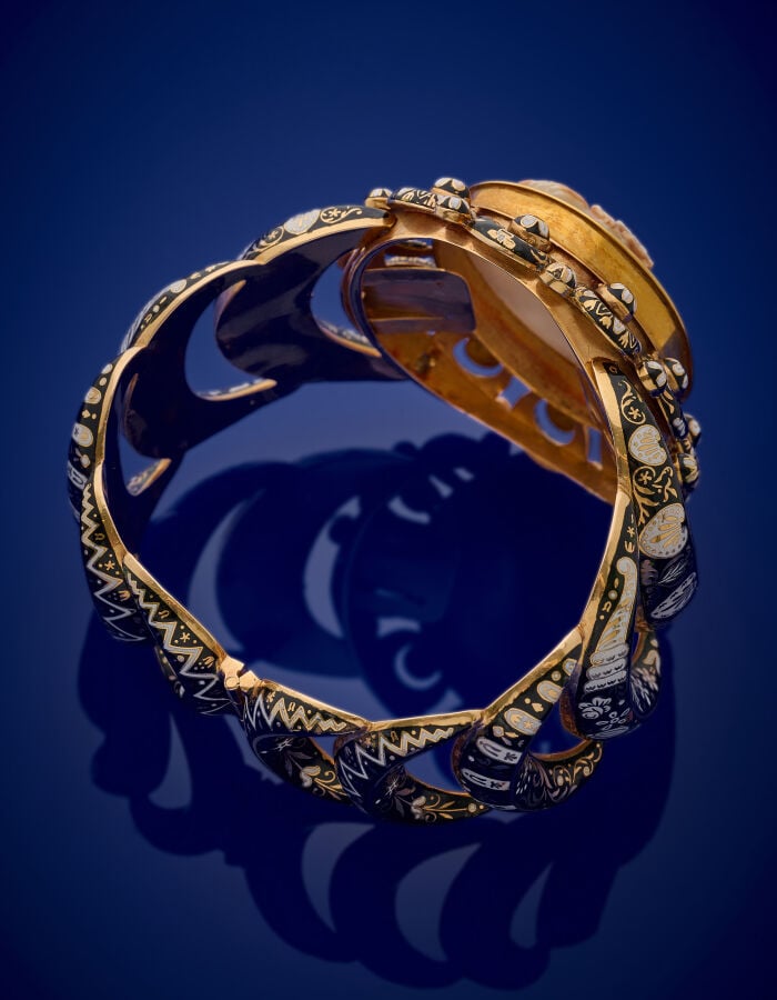 Important et rare BRACELET en or jaune (750‰) ajouré, orné d'émail blanc et noi…