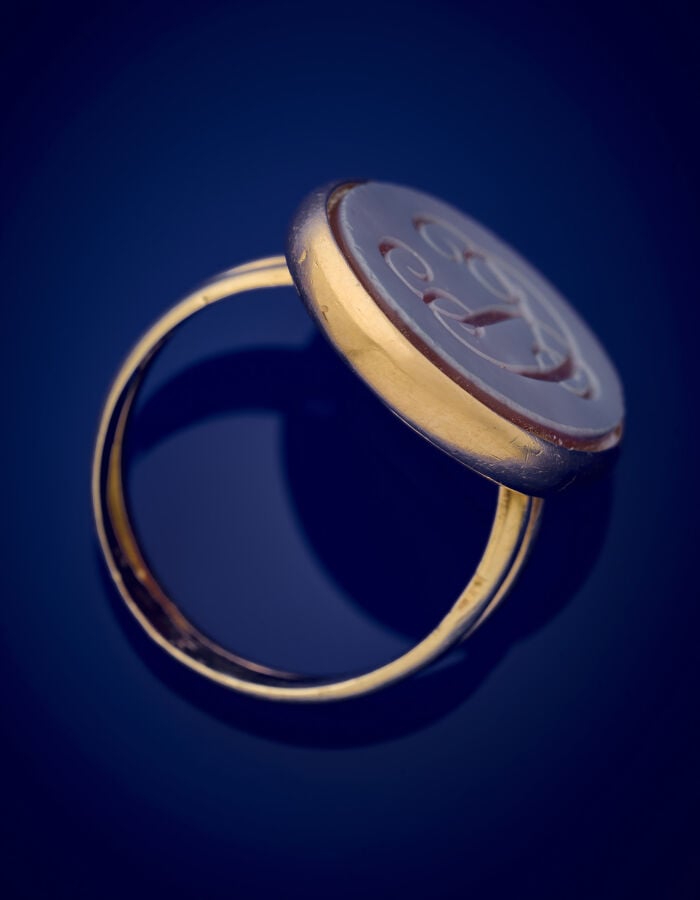 Importante BAGUE ovale en or jaune (750‰), le corps godronné surmonté d'une int…