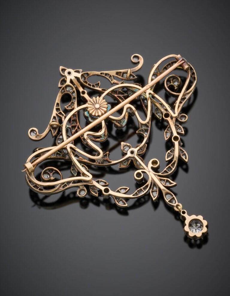 Importante BROCHE en or jaune (750°/°°) et argent (min.800°/°°) ajouré, à motif…