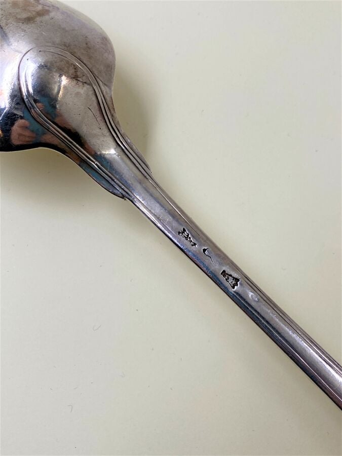 Importante cuiller à ragout modèle filet coquille en argent (950 0/00). - Monog…