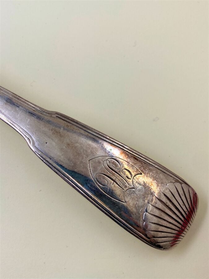 Importante cuiller à ragout modèle filet coquille en argent (950 0/00). - Monog…