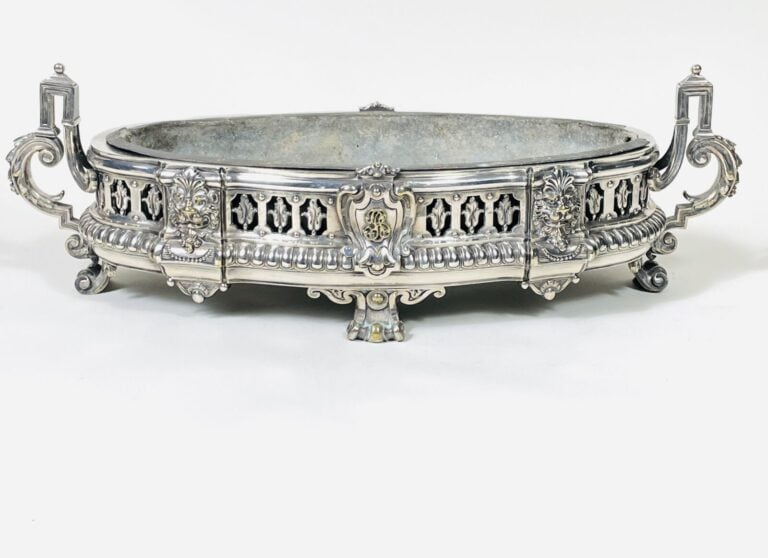 Importante jardinière de forme ovale en bronze argenté ; la ceinture ajourée de…