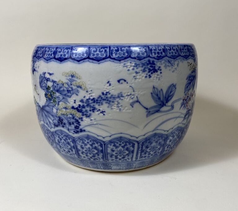JAPON - XXe siècle - - Grand cache-pot en porcelaine décorée en bleu sous couve…