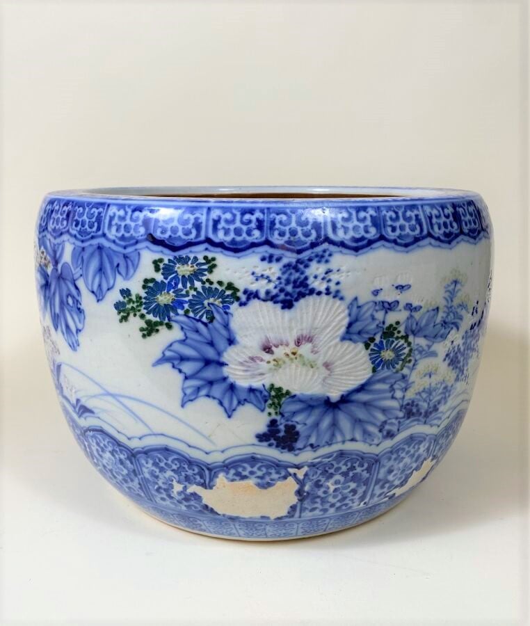 JAPON - XXe siècle - - Grand cache-pot en porcelaine décorée en bleu sous couve…