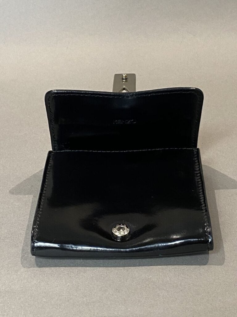 KENZO - Porte-monnaie en box noir, le fermoir en métal argenté en forme de col…