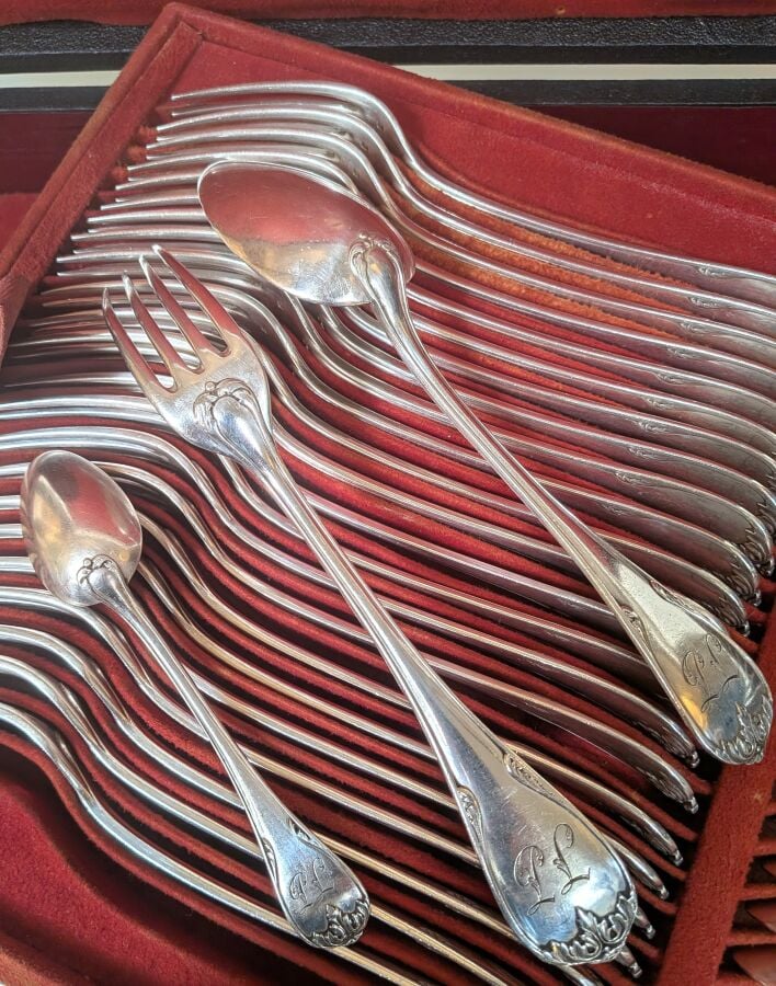 L. LAPAR, Orfèvre 25 rue de Choiseul à Paris. - Ménagère en argent (950‰),chiff…