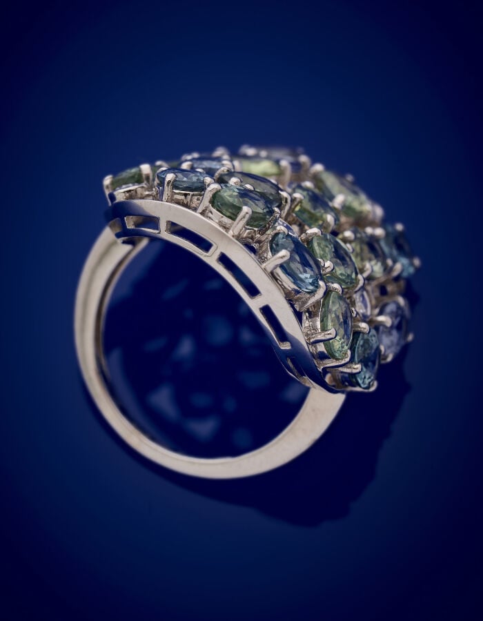 Large BAGUE de forme ovale en or gris (375‰) 9 carats, ajouré, serti de saphirs…