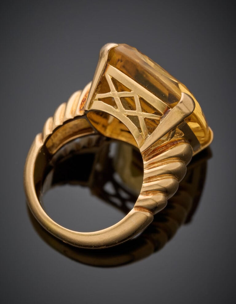 Large BAGUE en or jaune (750°/°°) partiellement godronné, ornée d'une important…