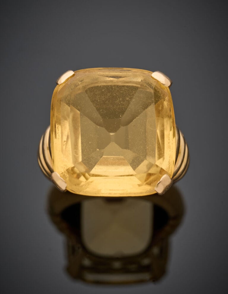 Large BAGUE en or jaune (750°/°°) partiellement godronné, ornée d'une important…