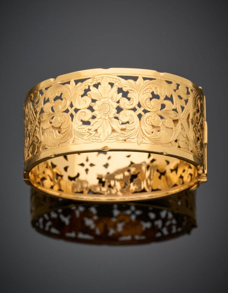 Large BRACELET manchette rigide ouvrant en or jaune (750‰) repercé et ciselé à…