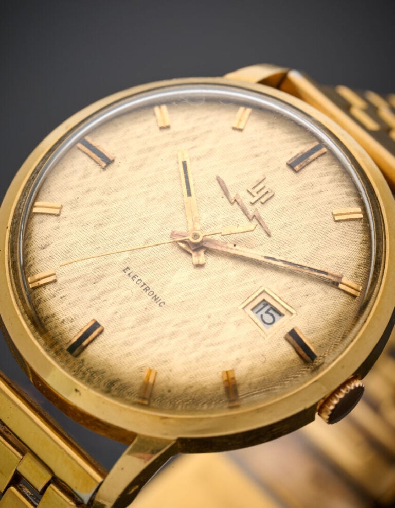 LIP - MONTRE ronde en or jaune (750‰). Cadran doré finement guilloché, index bâ…