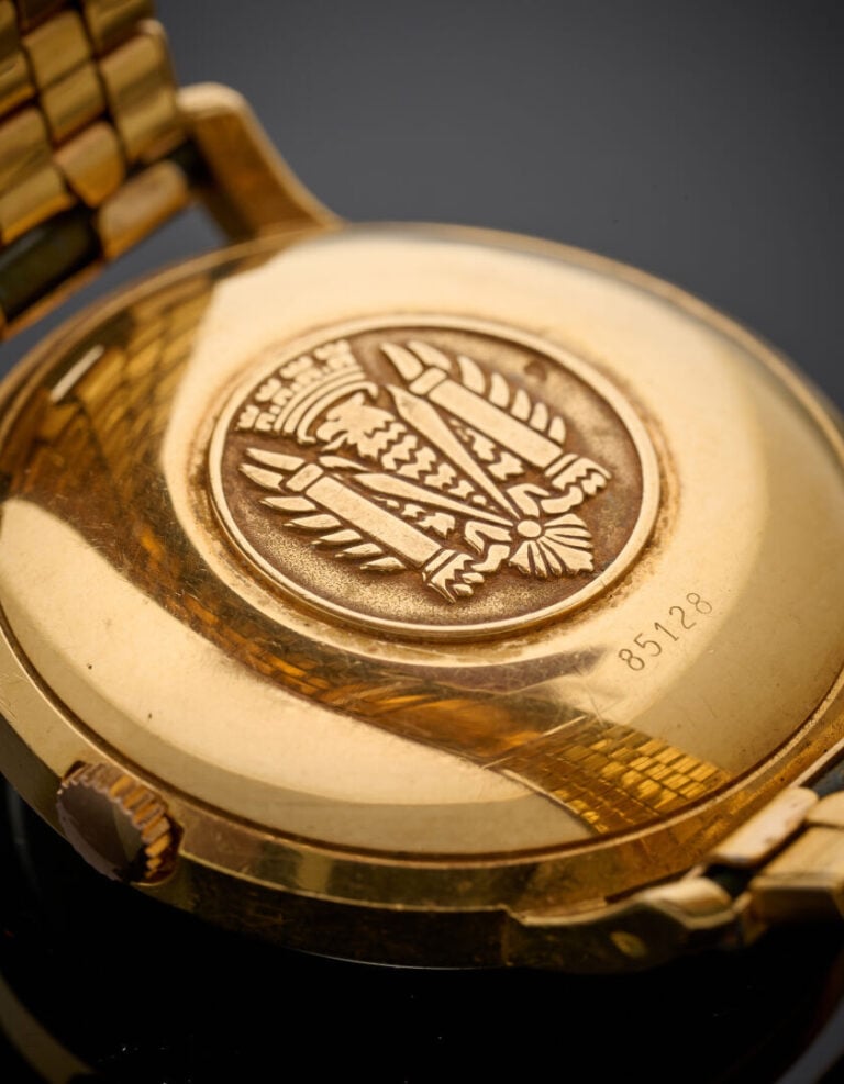 LIP - MONTRE ronde en or jaune (750‰). Cadran doré finement guilloché, index bâ…