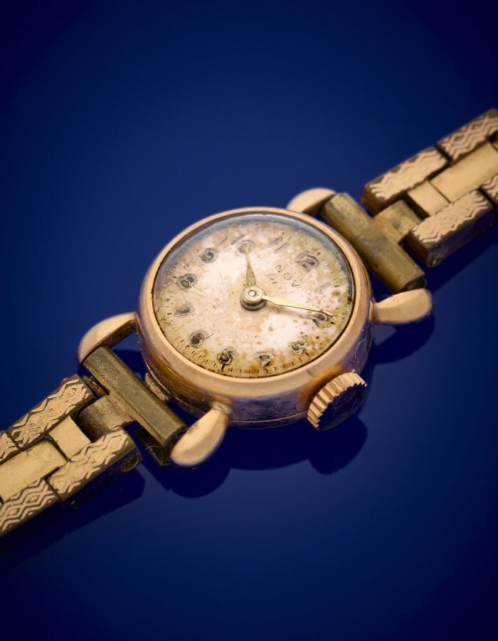 LOT comprenant : - - un BRACELET MONTRE ronde de dame en or jaune (750‰), tache…