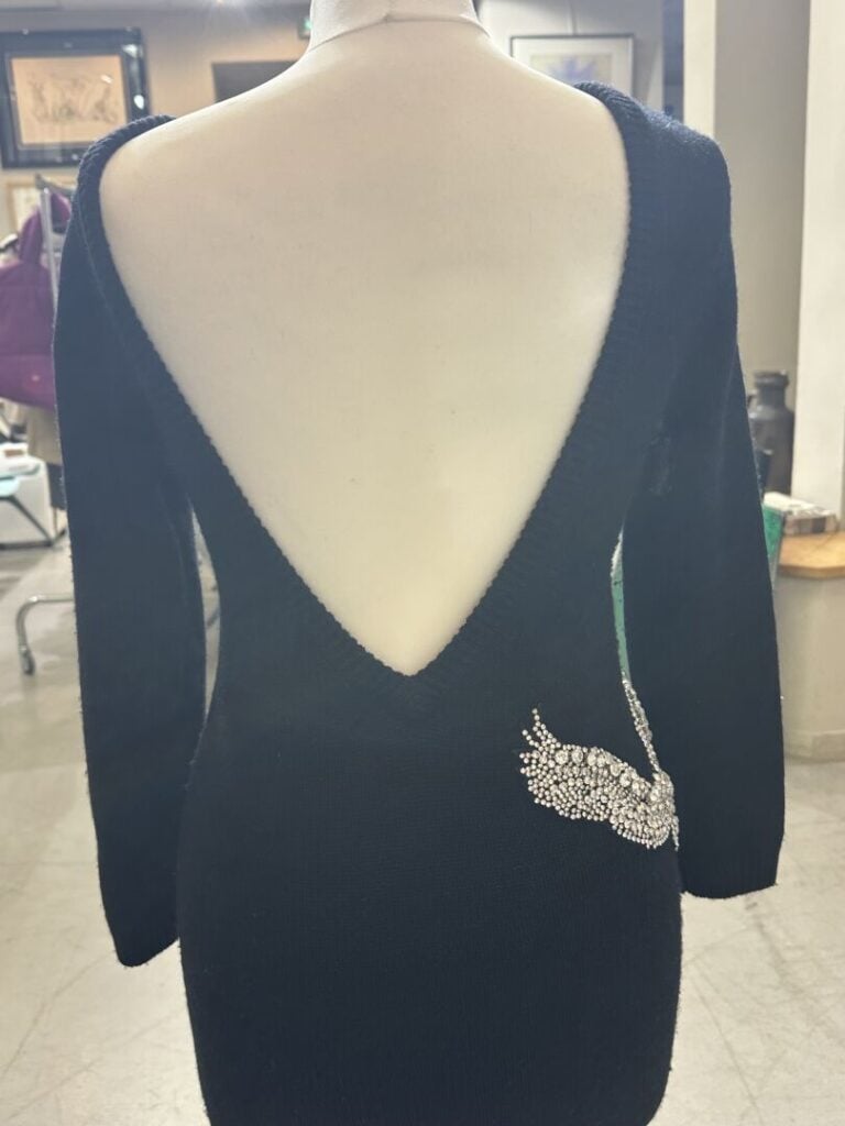 Lot comprenant : - -une robe droite sans manches grise et noire PIAZZA SEMPIONE…