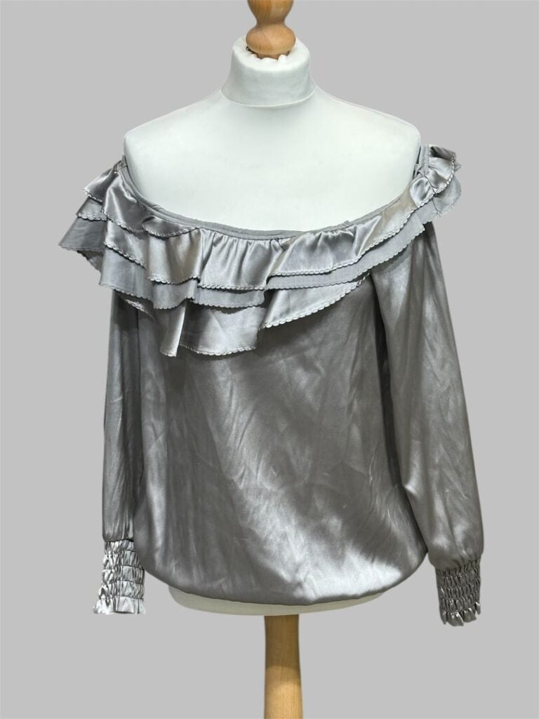 Lot comprenant : - -une robe droite sans manches grise et noire PIAZZA SEMPIONE…