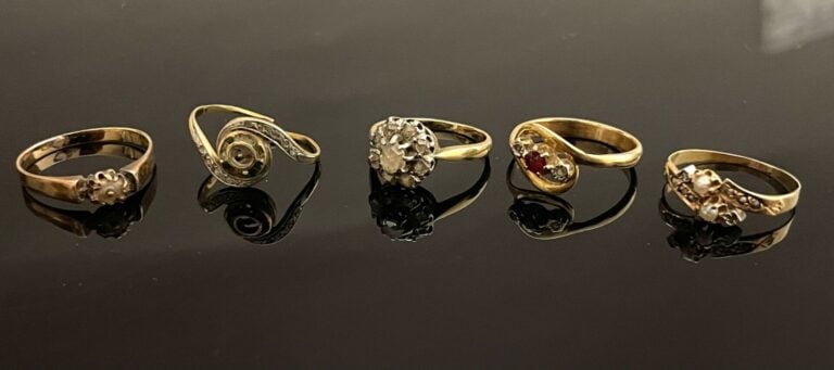 Lot de 5 petites bagues en ors jaune et gris (750) ornées de roses, semences de…