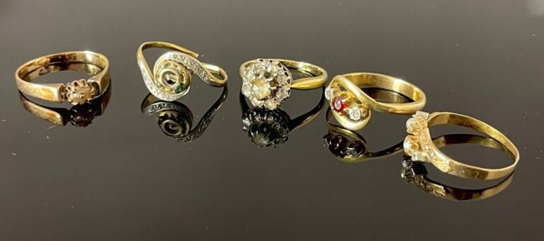 Lot de 5 petites bagues en ors jaune et gris (750) ornées de roses, semences de…