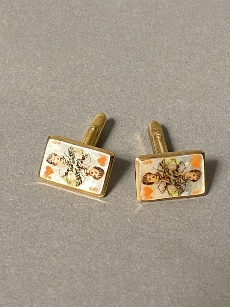Lot de 8 paires de manchettes fantaisies en métal doré (a motif de cartes à jou…