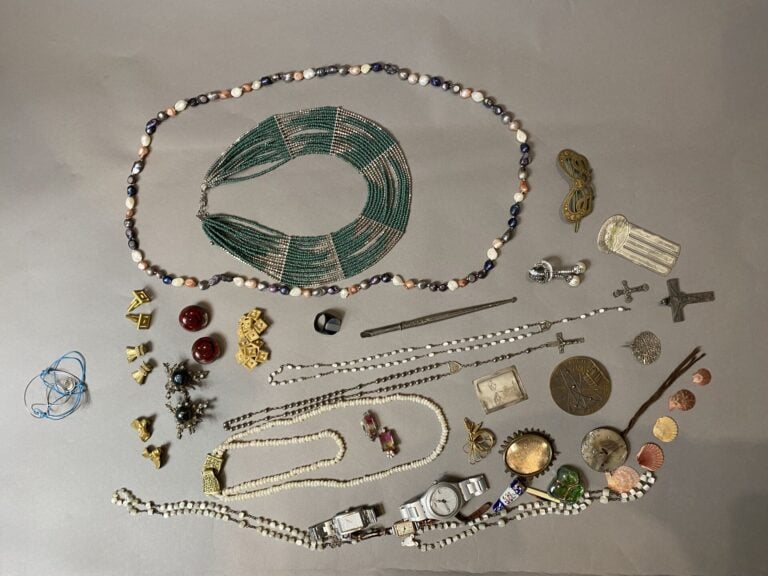 Lot de bijoux fantaisie divers en métal comprenant : colliers, broches, montres…