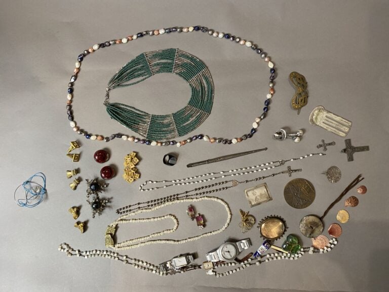 Lot de bijoux fantaisie divers en métal comprenant : colliers, broches, montres…