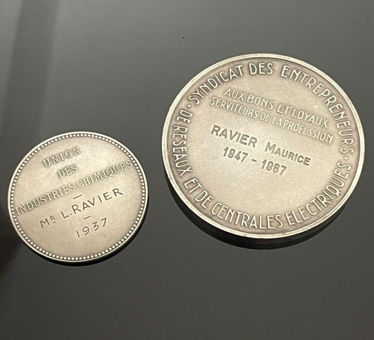 Lot de deux médailles, l'une en bronze argenté, l'autre en argent (800) - -Synd…