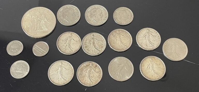 Lot de pièces en argent dont : - 3 pièces de 50 francs, 2 pièces de 10 francs,…