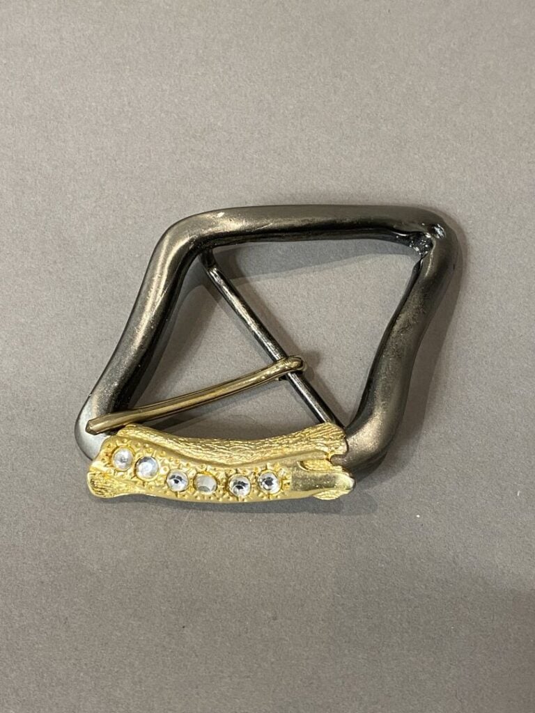 Lot de trois boucles de ceinture fantaisie en métal et strass