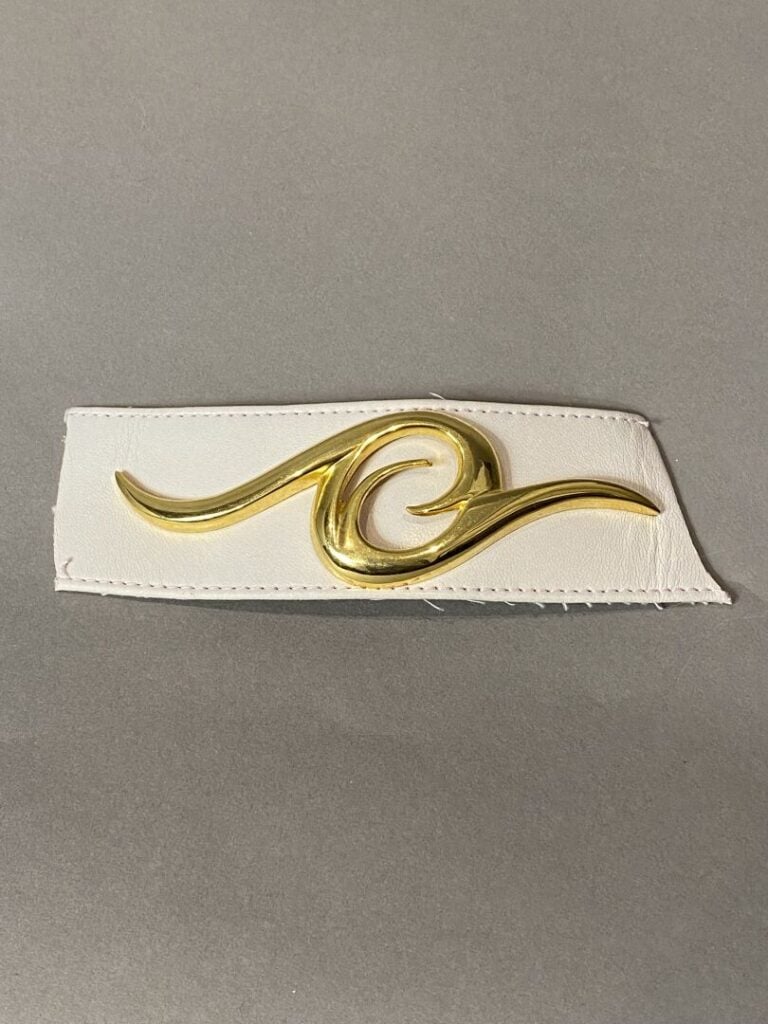 Lot de trois boucles de ceinture fantaisie en métal et strass