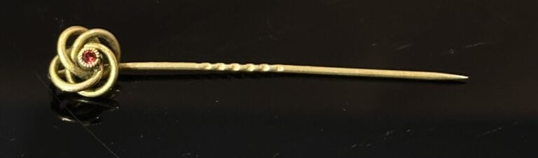 Lot de trois paires de boutons de manchette en métal doré ou argenté, de forme…