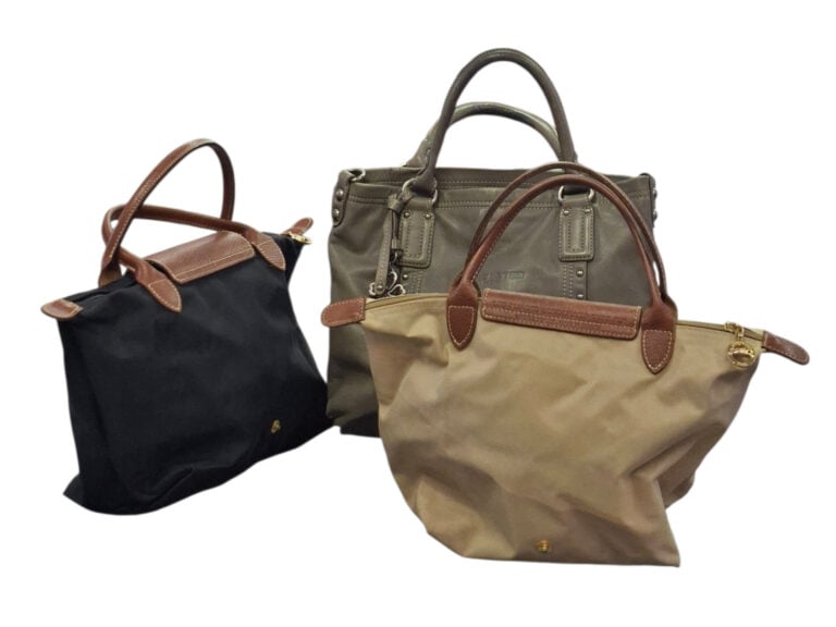 Lot de trois sacs : - - - Un mini pliage en toile enduite noire et cuir marron…