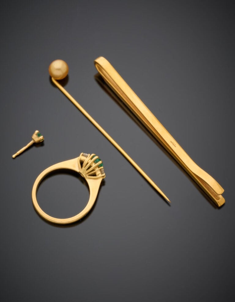 LOT en en or jaune (750‰) comprenant : - - Une BAGUE sertie d'une émeraude épau…