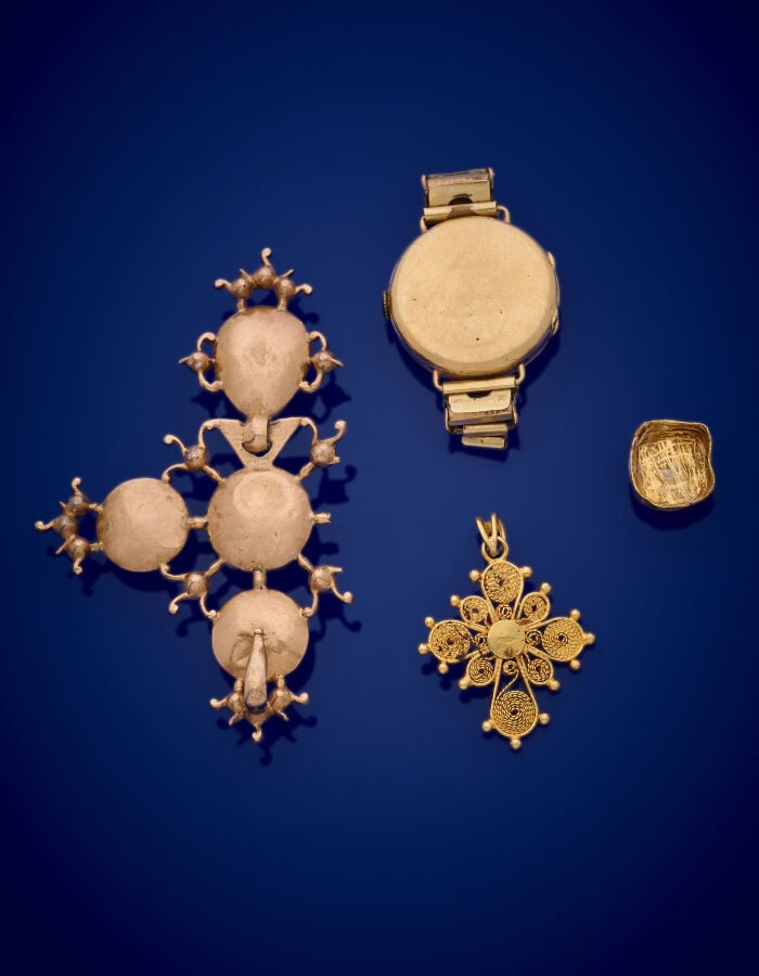 LOT en or jaune (750‰) comprenant : - - un PENDENTIF "croix" filigrannée. Long.…
