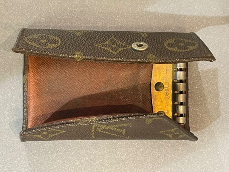LOUIS VUITTON - Etui à clefs en toile monogramm - 6 x 10 cm - (Usures) - Avec s…