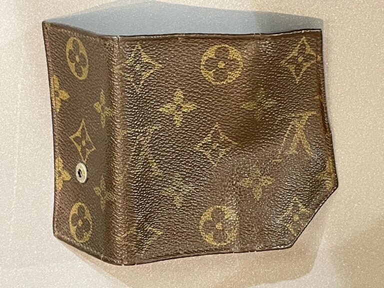 LOUIS VUITTON - Etui à clefs en toile monogramm - 6 x 10 cm - (Usures) - Avec s…