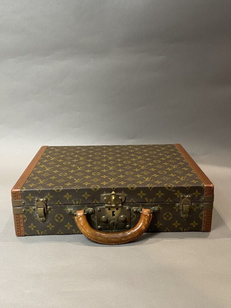 LOUIS VUITTON - Mallette "Président" en toile monogramme et cuir naturel - Numé…