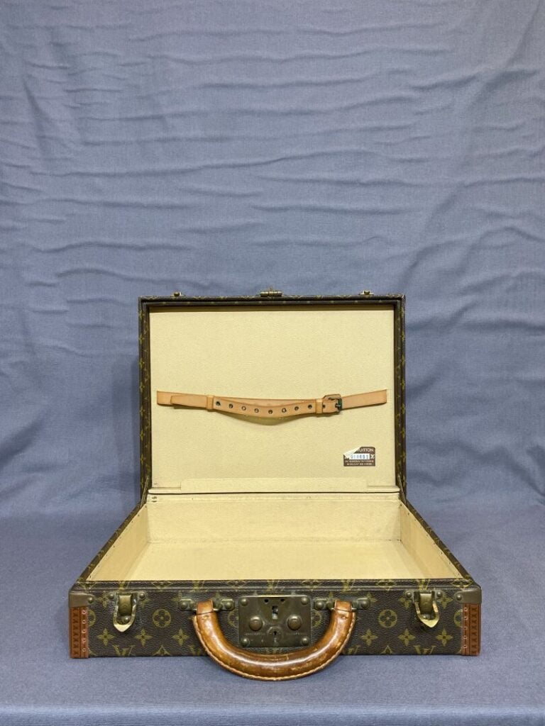 LOUIS VUITTON - Mallette "Président" en toile monogramme et cuir naturel - Numé…